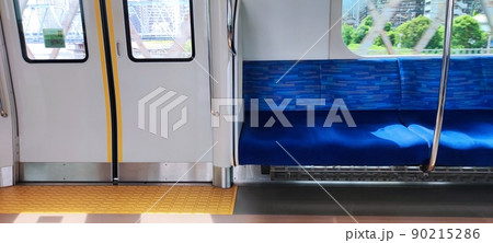 無人の電車の席 無人の電車の席 90215286
