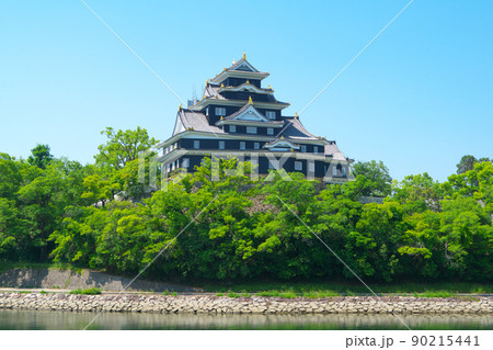 【日本100名城】一級河川旭川と改修が終了し足場を撤去中の岡山城天守と新緑6　岡山県岡山市北区 90215441
