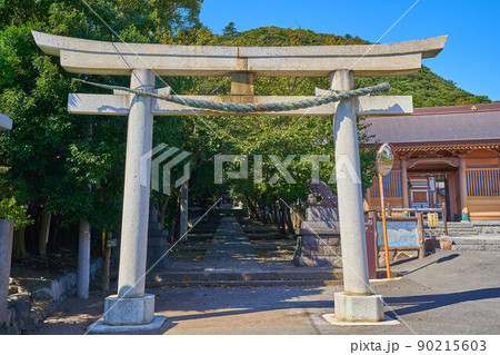 神奈川県大磯町の高来神社(たかくじんじゃ)本殿を鳥居越しに見る 神奈川県大磯町の高来神社(たかくじんじゃ)本殿を鳥居越しに見る 90215603