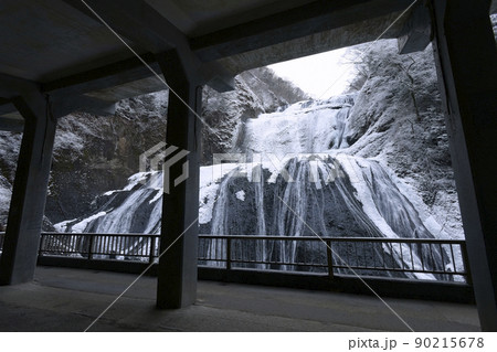 観瀑台から間近に見る雪化粧した真冬の袋田の滝 観瀑台から間近に見る雪化粧した真冬の袋田の滝 90215678