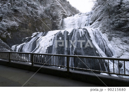 観瀑台から間近に見る雪化粧した真冬の袋田の滝 観瀑台から間近に見る雪化粧した真冬の袋田の滝 90215680