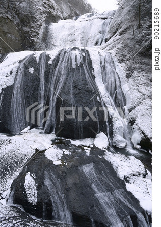 観瀑台から間近に見る雪化粧した真冬の袋田の滝 90215689