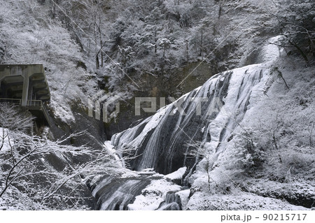 真っ白に雪化粧した真冬の袋田の滝と観瀑台 90215717