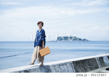 海　女性　旅行　観光　ショートトリップ　散策　散歩　女子旅　一人旅 90215907