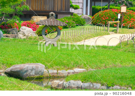 【日本三名園】特別名勝 サツキ咲く初夏の後楽園の曲水とほたる灯篭2　岡山県岡山市北区 90216048