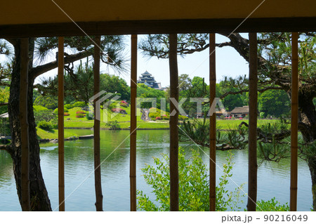 【日本三名園】特別名勝 後楽園の休憩所の窓越しの初夏の風景　岡山県岡山市北区 90216049