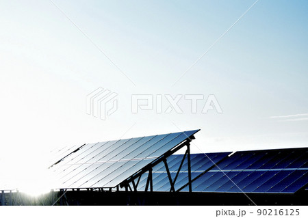 太陽光が反射する発電パネル 90216125