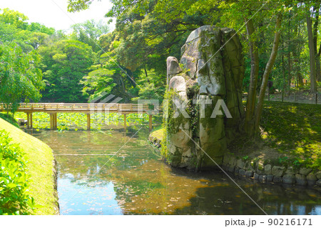 【日本三名園】特別名勝 後楽園の大立石と栄唱橋の初夏の風景　岡山県岡山市北区 90216171