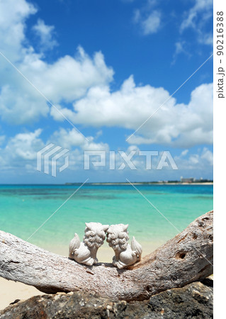 沖縄の青い海とシーサー 90216388