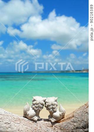 沖縄の青い海とシーサー 沖縄の青い海とシーサー 90216389