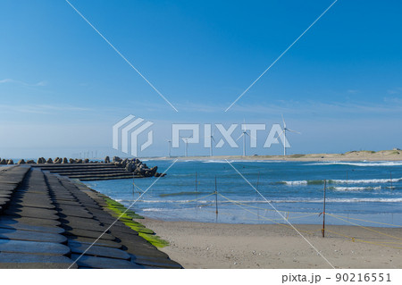 茨城県神栖市　日川浜海水浴場と風力発電の風車の風景 90216551