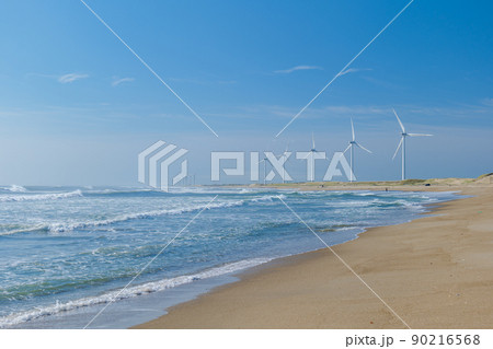 茨城県神栖市　日川浜海水浴場と風力発電の風車の風景 90216568