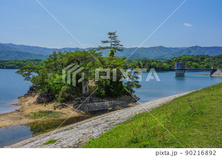 「空海が拓いた満濃池」との伝説も残る巨大ため池（香川県まんのう町） 90216892