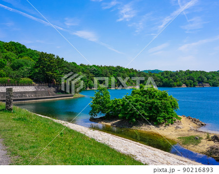 「空海が拓いた満濃池」との伝説も残る巨大ため池（香川県まんのう町） 90216893