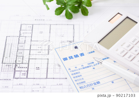 見積書と電卓と住宅図面 90217103