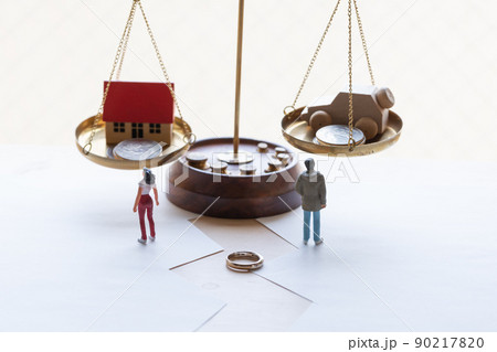 離婚の夫婦 別れるカップル お金 財産分与イメージ 離婚の夫婦 別れるカップル お金 財産分与イメージ 90217820