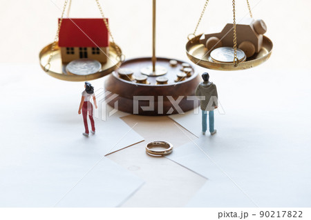 離婚の夫婦 別れるカップル お金 財産分与イメージ 離婚の夫婦 別れるカップル お金 財産分与イメージ 90217822