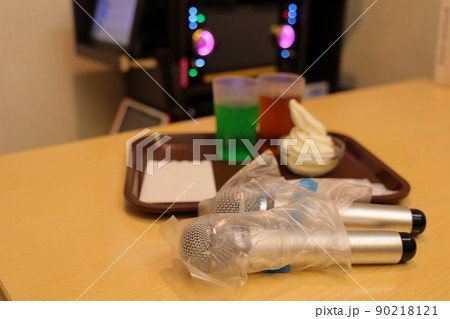 カラオケをアイスとジュース片手に楽しむ 90218121