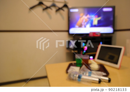 カラオケをアイスとジュース片手に楽しむ 90218133