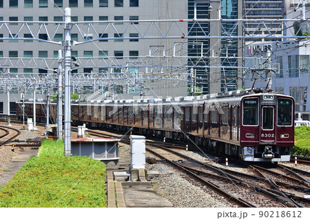 大阪梅田に到着する阪急8300系 大阪梅田に到着する阪急8300系 90218612