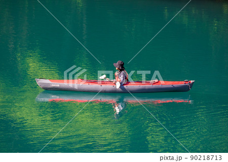 青い湖水の四万湖　群馬県中之条町 90218713