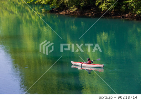 青い湖水の四万湖 群馬県中之条町 青い湖水の四万湖 群馬県中之条町 90218714