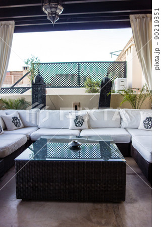 歴史的なモロッコの街マラケッシュの建物、リヤドの屋上のリビング空間 90219351