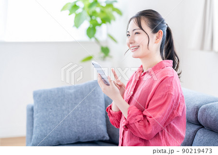 スマホでネットショッピングをする若い女性 90219473