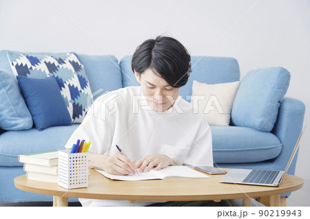 リビングで勉強する男性 90219943