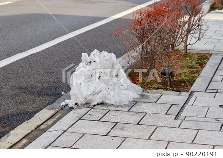 道路に溶け残った雪の塊 道路に溶け残った雪の塊 90220191