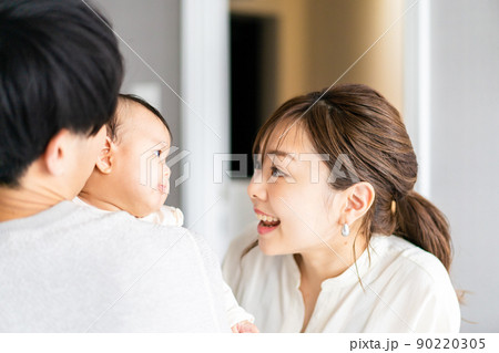 パパに抱っこされて喜ぶ赤ちゃん 90220305