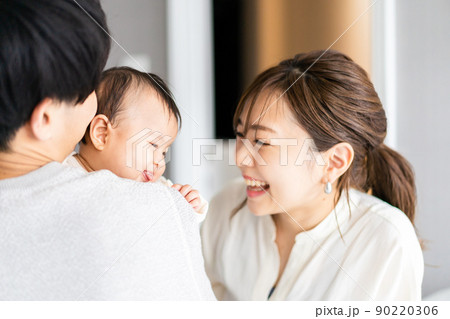 パパに抱っこされて喜ぶ赤ちゃん 90220306