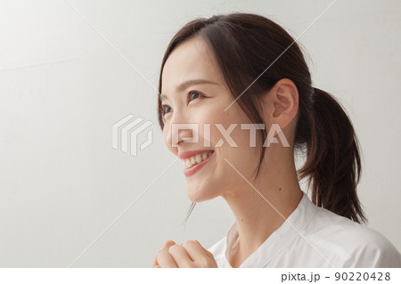 日本人女性のポートレート 90220428
