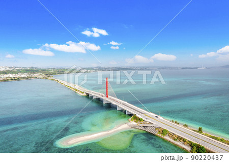 海中道路(沖縄県うるま市)※満潮時、奥は沖縄本島 海中道路(沖縄県うるま市)※満潮時、奥は沖縄本島 90220437