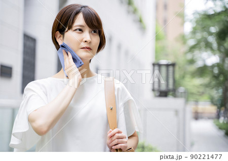 ハンカチで汗を拭く女性 90221477