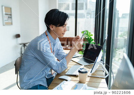 オフィスで働く若い男性 90221606