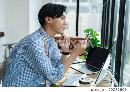 オフィスで働く若い男性 90221608