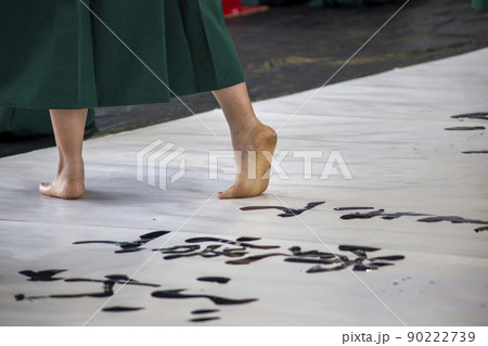 音楽に合わせて舞う女子高生 90222739