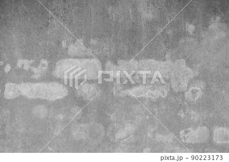 Concept of a plain white plastered brick wall with cracks for backgrounds, patterns and textures for backgrounds. Concrete surfaces are slightly rough. Random seamless wall pattern. 90223173