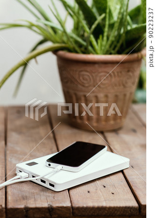 charging smartphone with power bank charging smartphone with power bank 90223237