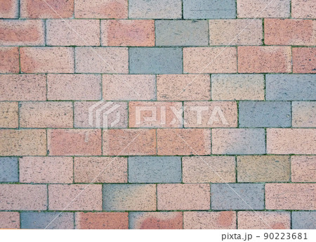 テクスチャー背景 やさしい色合いのレンガの壁 90223681