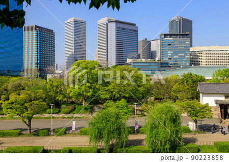 新緑の大阪城公園 西片菱櫓跡から大阪ビジネスパーク 2022年4月22日 90223858