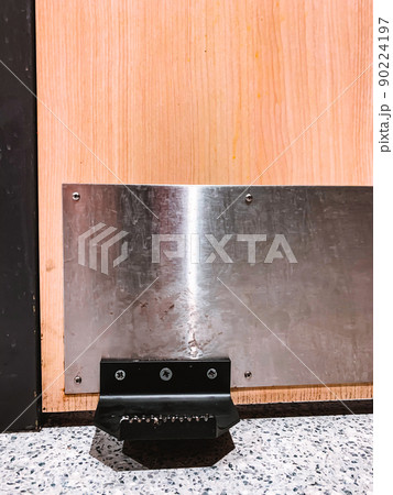 Hands free door opener that can be used to exit a room without spreading germs by touching handles 90224197