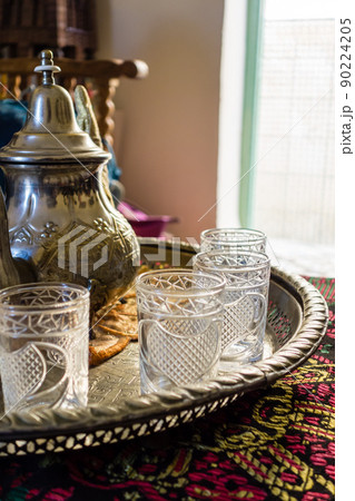 モロッコ風ミントティー用のグラスと銀色のポット　モロッコの街マラケッシュにて 90224205
