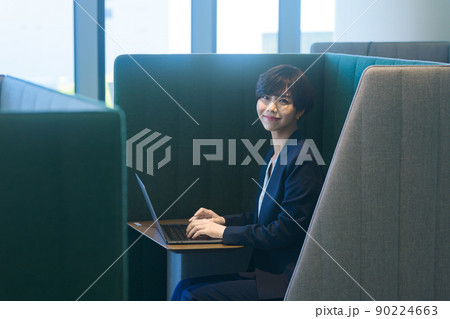 オフィスのブースでテレワークするスーツのビジネスウーマン撮影協力:LINK FOREST オフィスのブースでテレワークするスーツのビジネスウーマン撮影協力:LINK FOREST 90224663