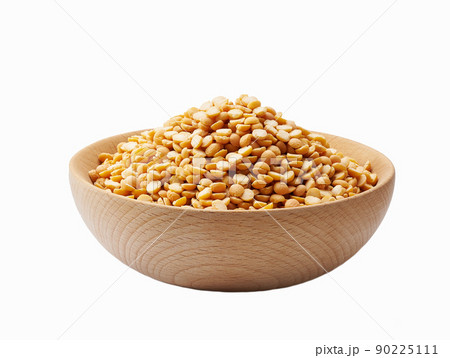 Raw dried peas in a wooden bowl isolated on white background. Raw dried peas in a wooden bowl isolated on white background. 90225111