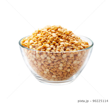 dried peas in a clear glass bowl isolated on white background. 90225114