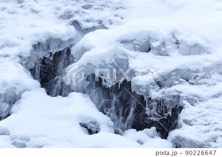 真冬の凍った滝（犬ころの滝　長野県 南相木村） 90226647
