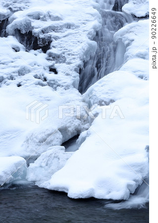 真冬の凍った滝（犬ころの滝　長野県 南相木村） 90226649