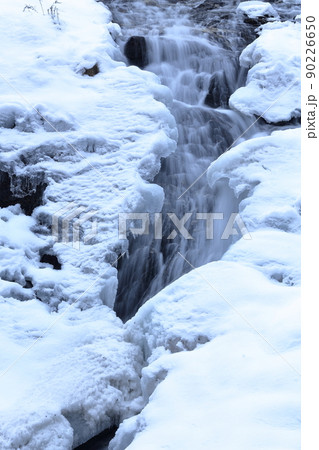 真冬の凍った滝（犬ころの滝　長野県 南相木村） 90226650